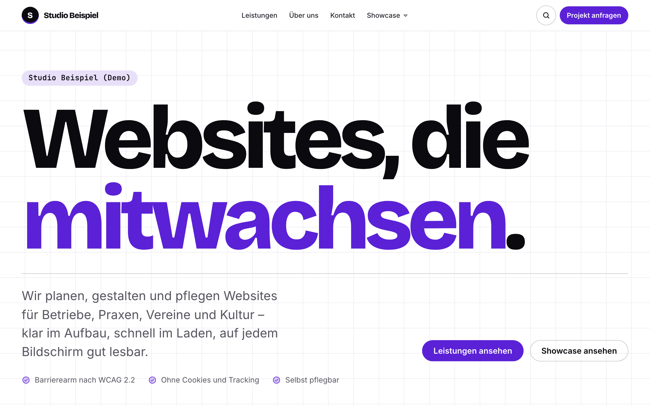 Startseite im Kit „Fluid“: sehr große Überschrift „Websites, die mitwachsen.“ auf feinem Raster, violette Akzentfarbe (Demo „Studio Beispiel“)