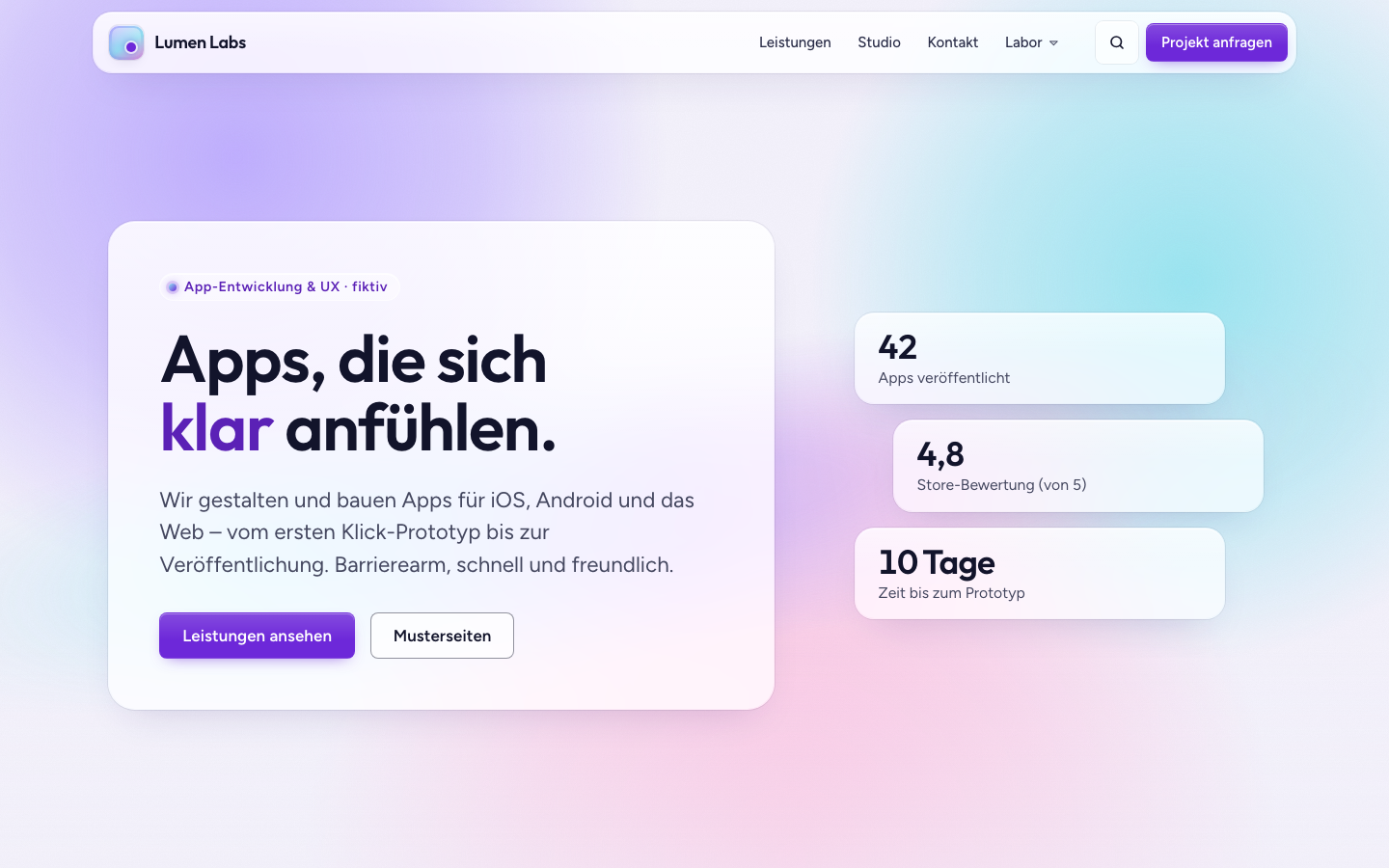 Startseite im Kit „Glas“: Überschrift „Apps, die sich klar anfühlen.“ auf einer matten Glaskarte über einem weichen Farbverlauf, daneben drei gläserne Kennzahl-Kacheln (Demo „Lumen Labs“, fiktiv)