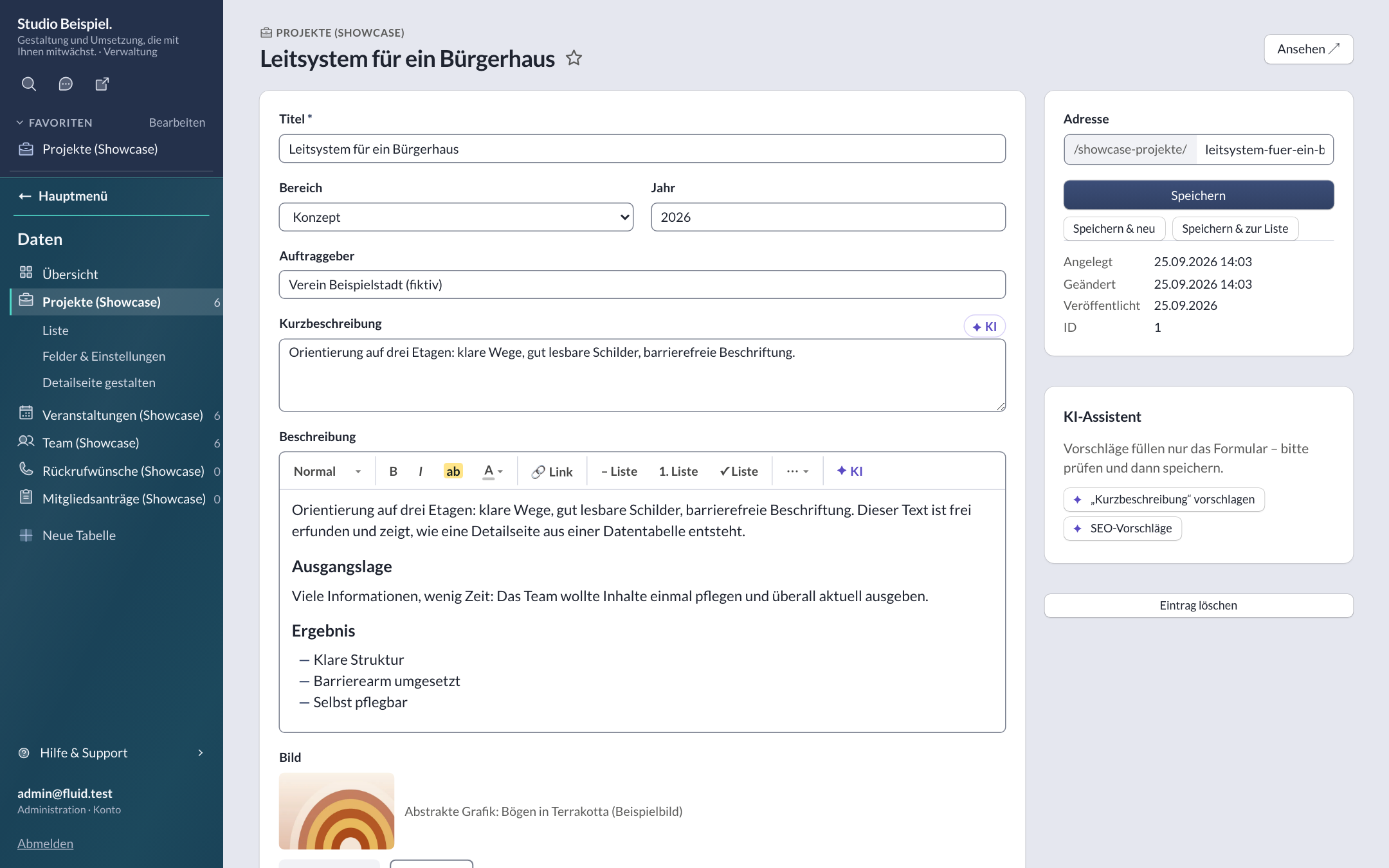 Eintrag „Leitsystem für ein Bürgerhaus“ bearbeiten: Titel, Bereich, Jahr, Auftraggeber, formatierte Beschreibung und Bild; rechts Adresse, Status und KI-Assistent